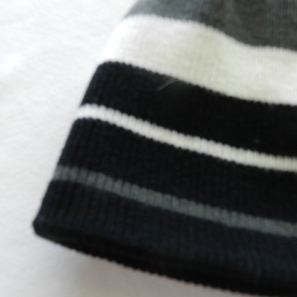 Beanie Bundle, 3 knit beanies in black, rust and reversible black/white/grey/red - Picture 10 of 10